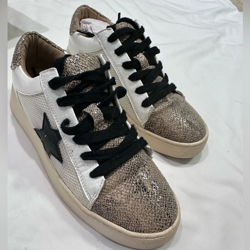 Sporty chic versatile white and gold snake print sneakers black star size 6